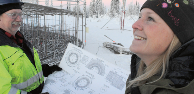 Eva Stjernström på plats vid byggarbetet av vindkraftsparkerna. 