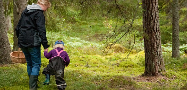 Kvinna och barn på skogspromenad. Foto: Ulrika Lagerlöf