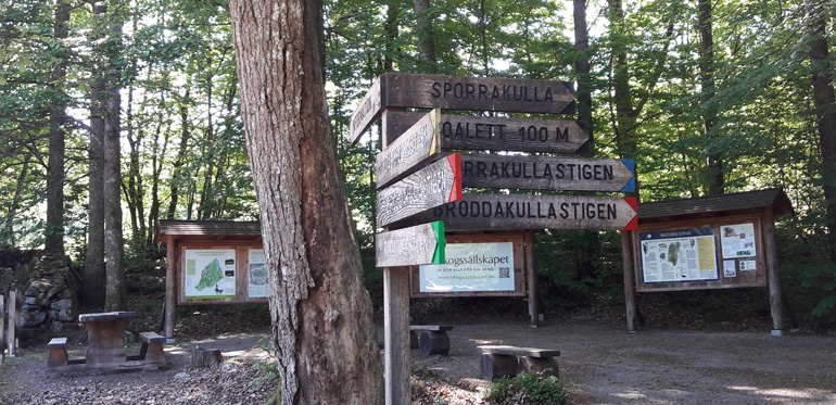 Skyltar för Kullaskogens strövområde. Foto: Lise-Lotte Åberg