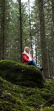 Eva Jarl är mån om sin skog och vill fortsätta vårda den för framtiden. Foto: Julia Sjöberg